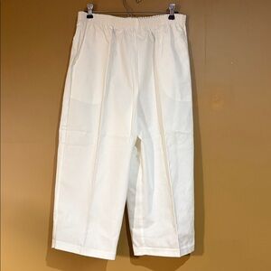 HC505. Act 3 Women’s White Capris size 14 Inseam 19, Front Pockets